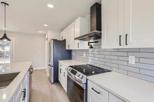 Building Photo - Light & bright University Hills home with ...