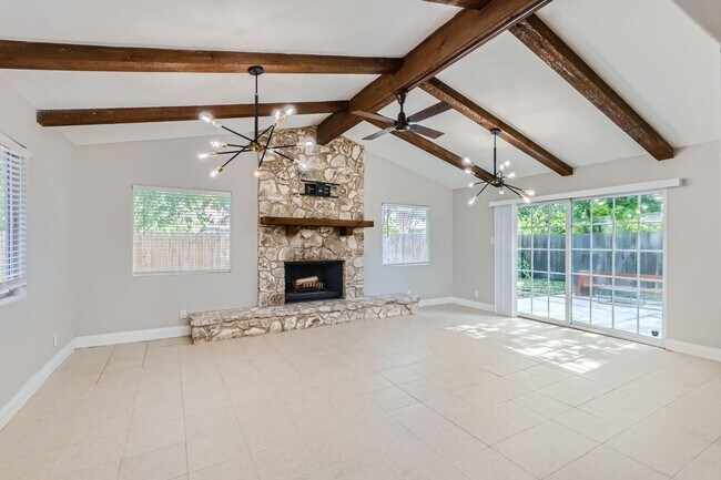 Foto del edificio - Ready for Move In! $250 off of the first full month's rent!