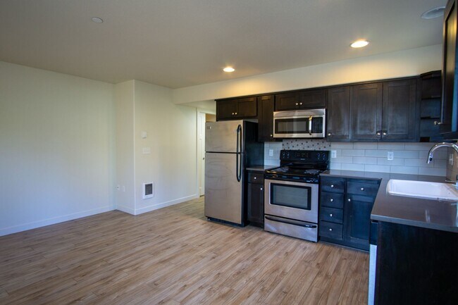 Foto del edificio - Modern 2 Bedroom with DW, W/D, Patio + Pet...