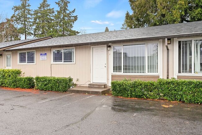 Building Photo - Completely remodeled 3 bedroom unit!! Pets...
