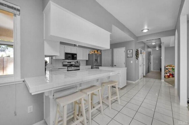 Building Photo - Spacious Hanford home Available soon!