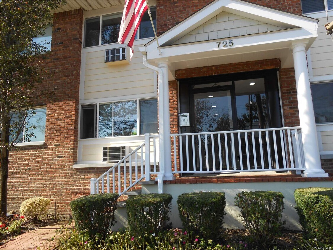 Primary Photo - 725 Willis Ave