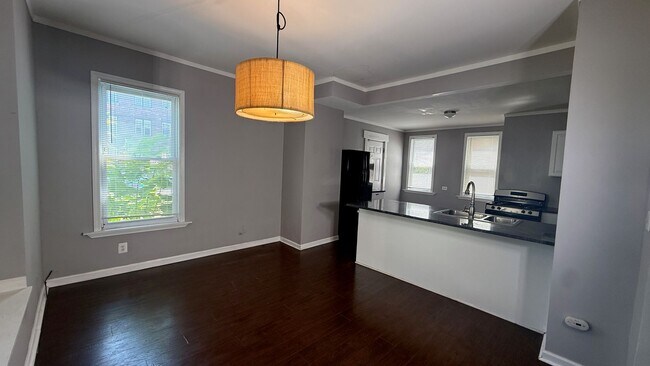 Building Photo - 4 Bedroom House with Primary Suite