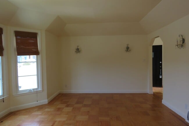 Building Photo - 2 BEDROOM SUNSET HOUSE - PLUS BONUS ROOM