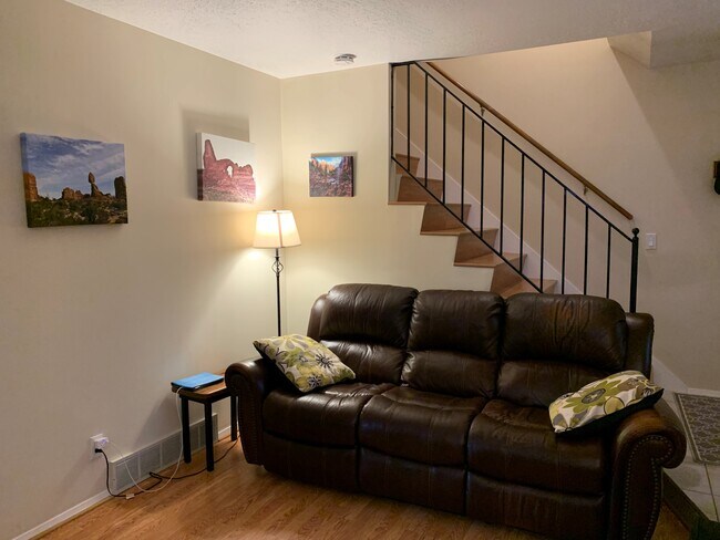 Sala de estar del piso principal - Townhome fully furnished 1-2 Bedrooms Options