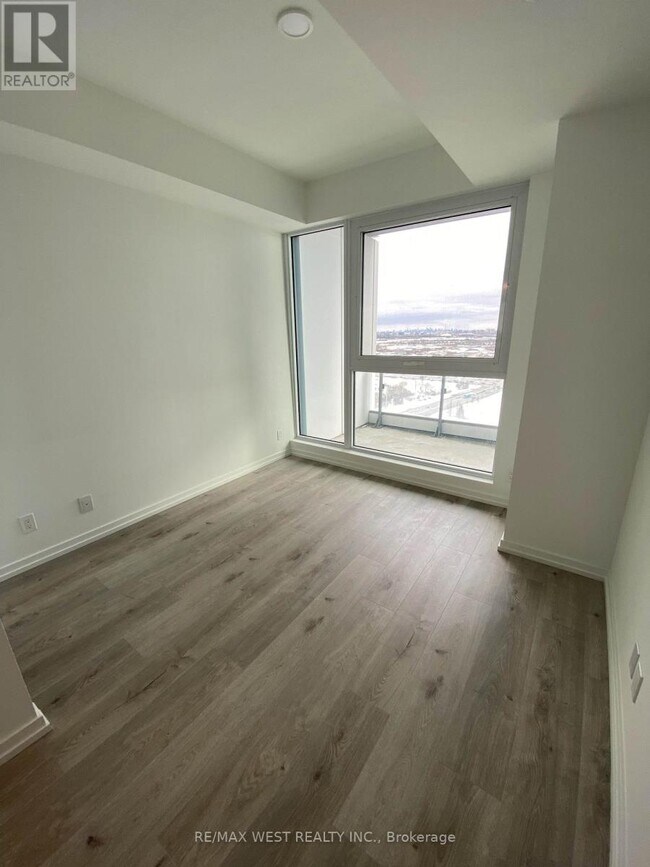 Photo du bâtiment - 1000-1000 Portage Pkwy