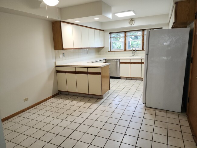 Building Photo - 6800 N Overhill Ave