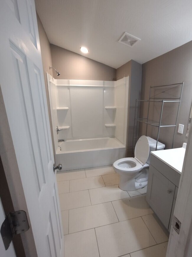 Building Photo - Recently Remodeled 3 Bedroom 1.5 Bathroom!