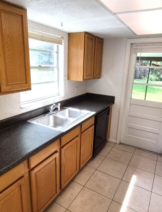 Building Photo - 2 bedroom 1 bath - Move in special