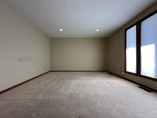 Building Photo - 300 E Shelbourne Dr