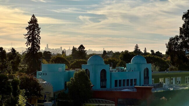 Foto del edificio - Unique & Sunny Apartment with Views & Suns...