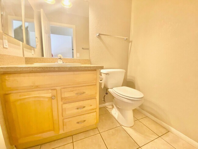 Foto del edificio - BEAUTIFUL CONDO UNIT 1 BEDROOM / 1 BATH WI...
