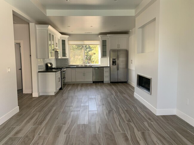 Building Photo - 11555 Hillpark Ln