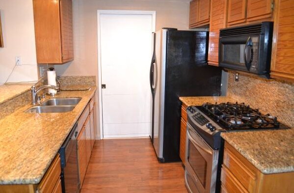 Building Photo - 25275 Tanoak Ln