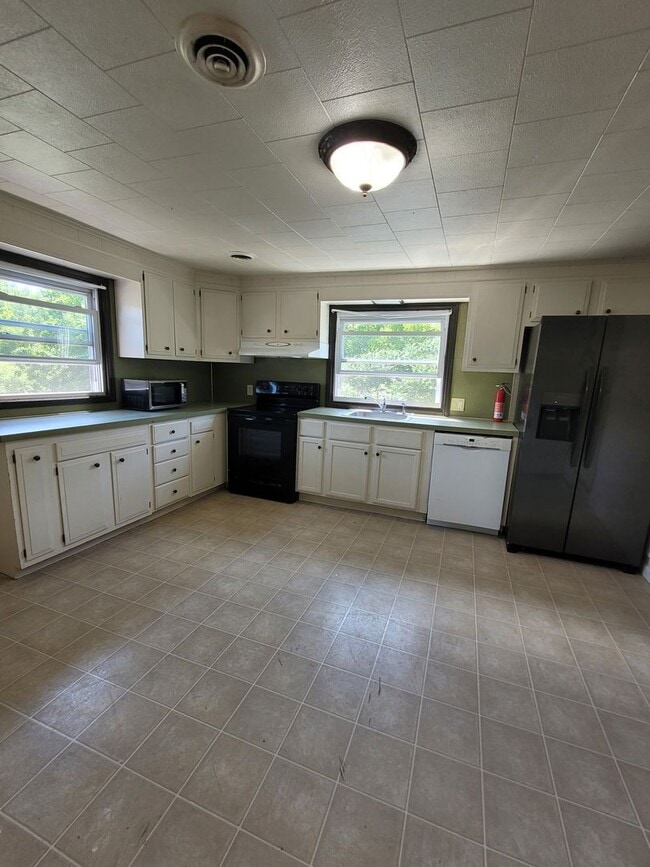 Building Photo - 46 Tritch Ln