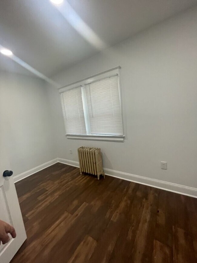 Building Photo - 2 Bedroom Apartment