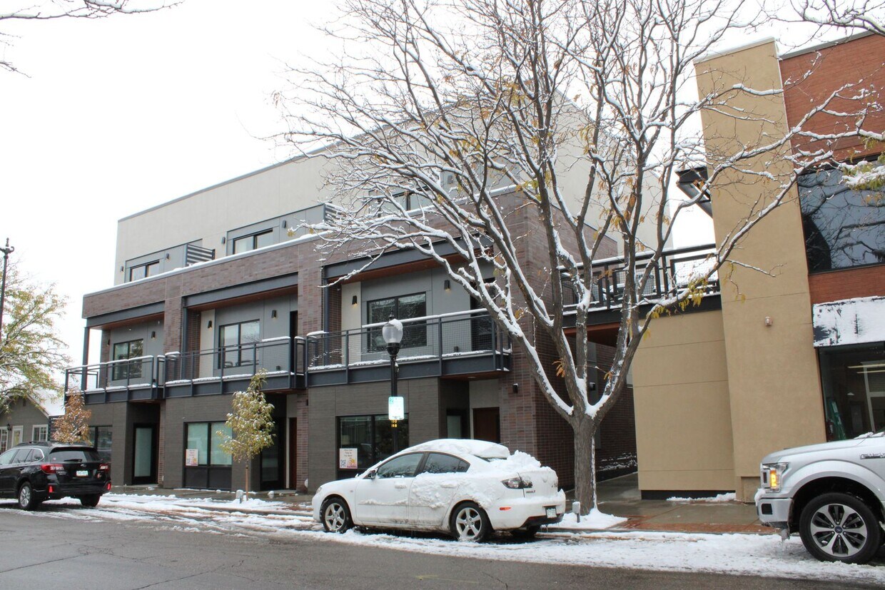 Foto principal - Stunning 3-Story Townhome in Oldtown Louis...