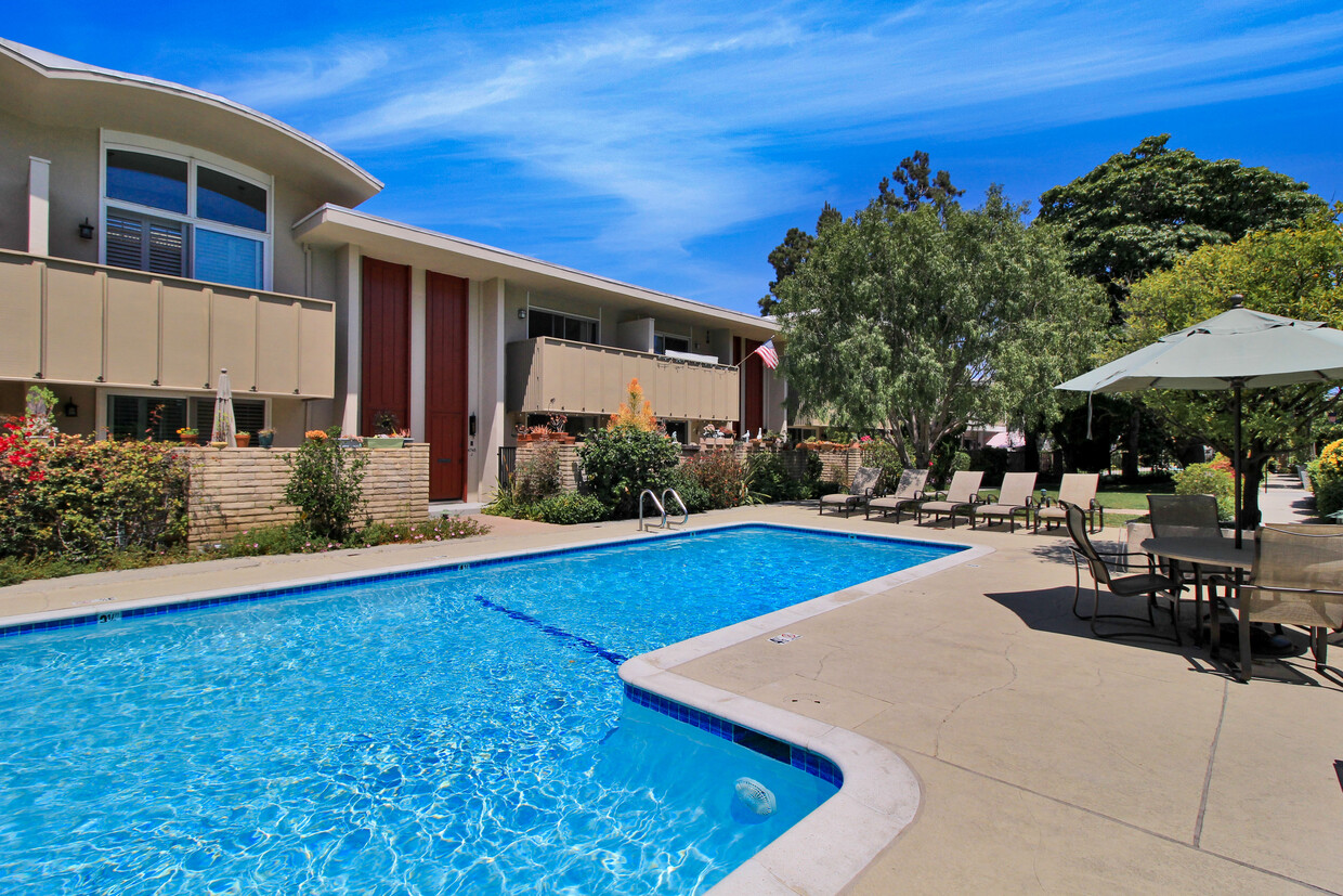 Beautiful poolside townhome - 4748 La Villa Marina