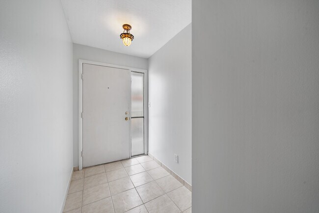 Foto del edificio - 1005 Knox McRae Dr