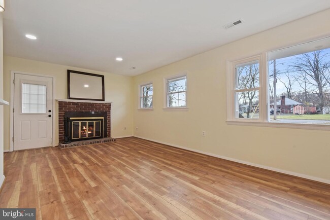 Foto del edificio - 6826 Darby Ln