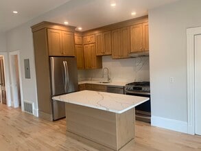 Building Photo - 873 E 4th St