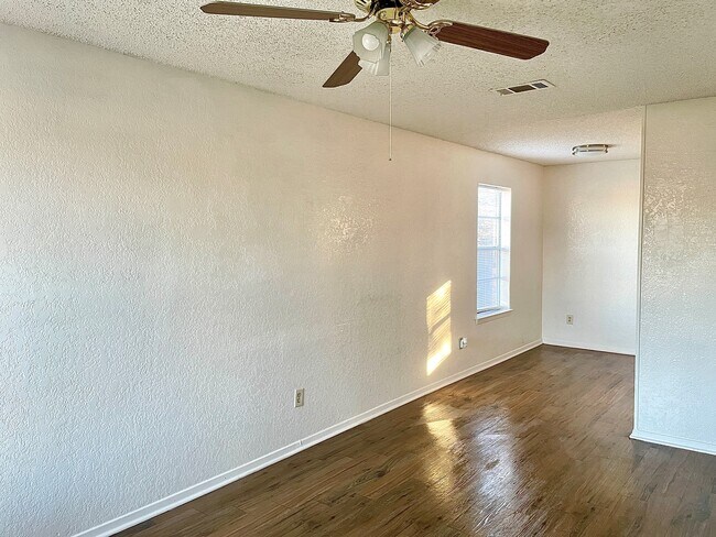 Entrada - 8335 Clifford St