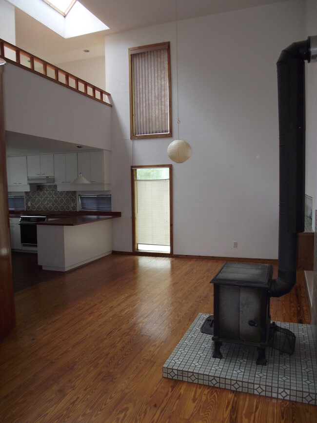 Building Photo - Close proximity to Lake Wauburg & Payne's ...