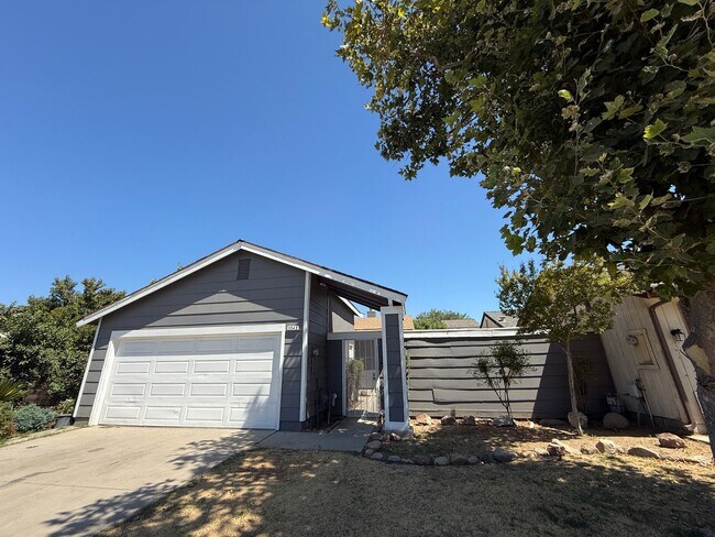 Building Photo - Must see! 2-bedroom, 2-bathroom single-sto...
