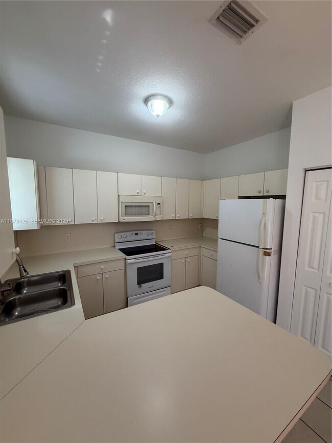 Foto del edificio - 373 NE 26th Pl