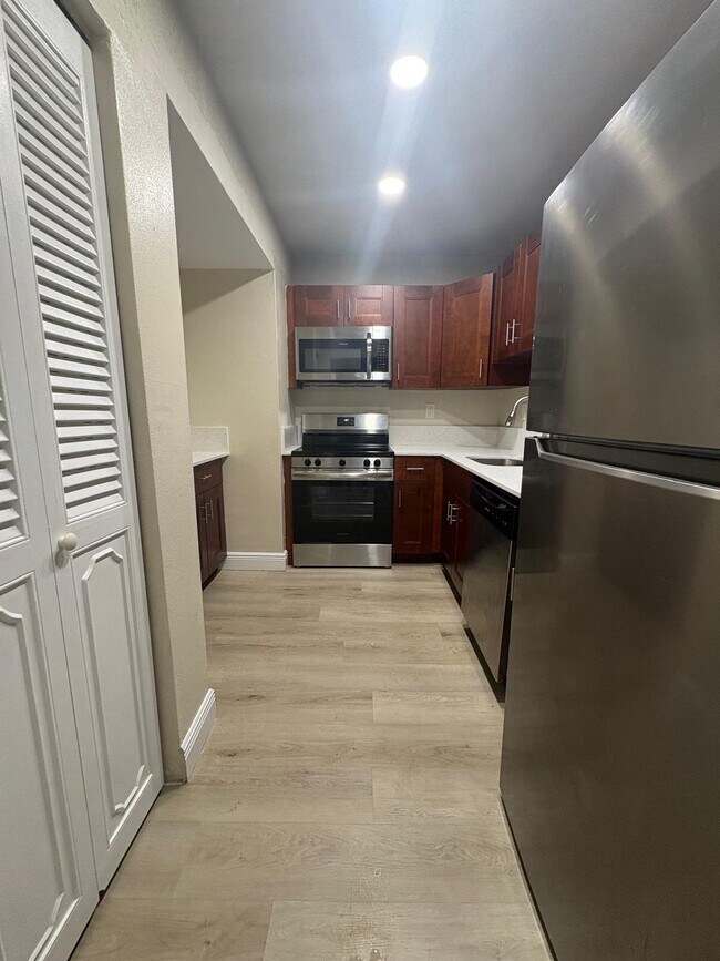 Foto del edificio - 5861 NW 16th Pl