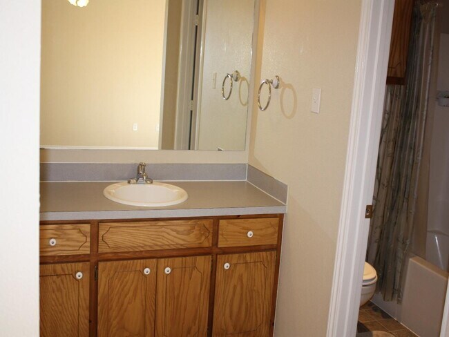 Foto del edificio - House Located Minutes From Park, School & Restaurants!