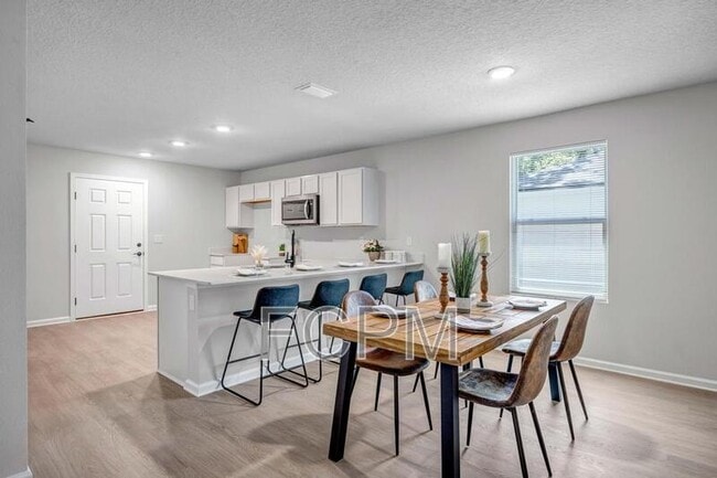 Building Photo - 5454 Amazon Ave