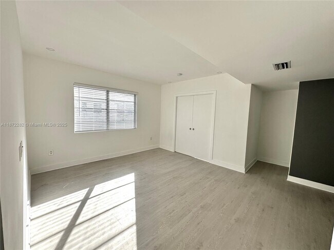 Building Photo - 930 10th St