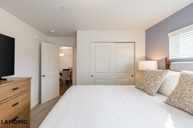 Foto del edificio - 355 Bradley Blvd