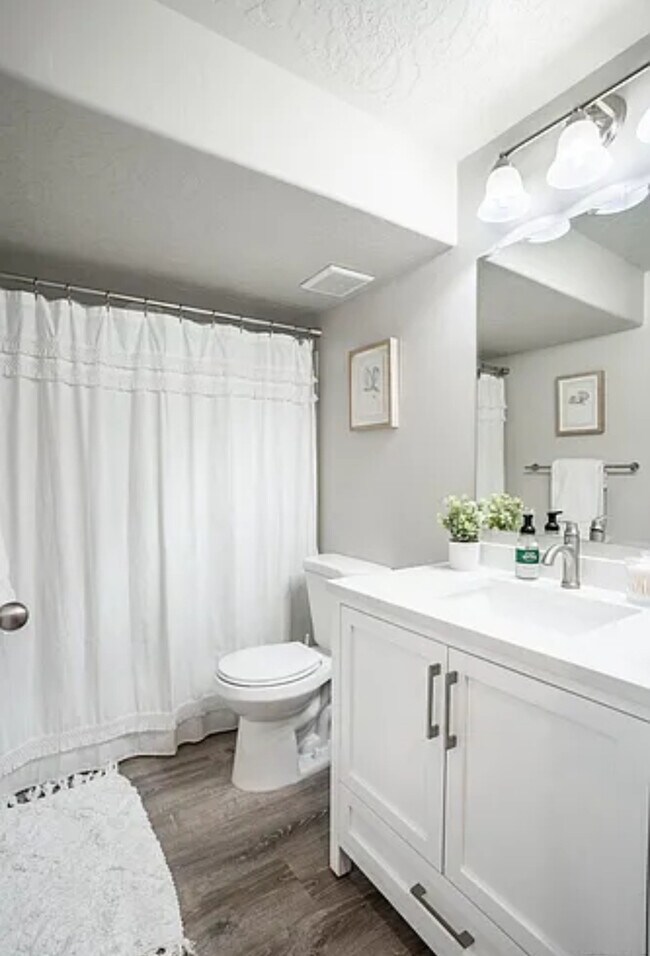 Foto del edificio - Coming Soon! 5 bed 3.5 Bath Townhome.