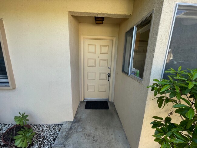 Foto del edificio - 7369 Elmhurst Pl