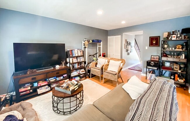 Building Photo - Beautiful 3 Bedroom 2.5 Bathroom Brick Fro...