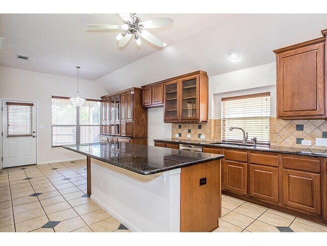 Building Photo - 512 Madisons Way