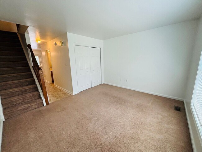 Building Photo - 2 Bedroom 2.5 Bathroom Townhouse