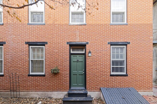 Main Entry - 806 S Bond St