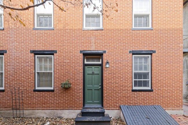 Main Entry - 806 S Bond St