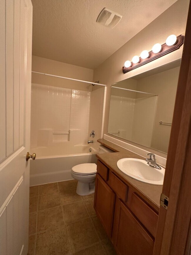 Building Photo - Spacious Coeur d'Alene Townhouse