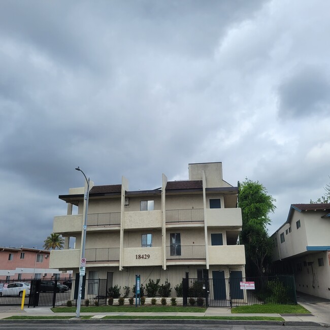 Foto del edificio - 37 unit building close to CSUN!