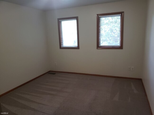 Foto del edificio - 3 br, 1.5 bath Duplex - 166 Lamoreaux Dr N...