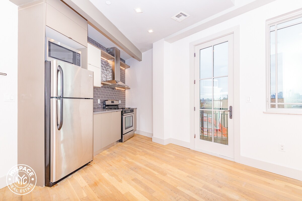 Primary Photo - 72 N Henry St