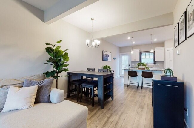 Foto del edificio - Pet-Friendly 2-Bedroom Townhome with Pool & Covered Parking