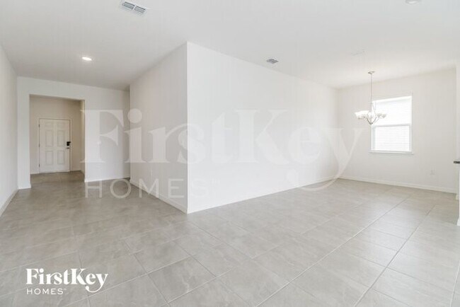 Building Photo - 421 Reina Wy