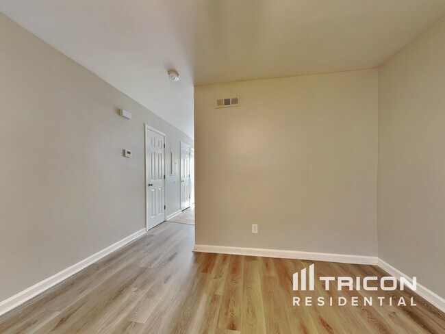Foto del edificio - 402 WI Pkwy