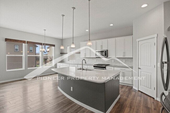 Foto del edificio - Elegant Ranch-Style Home with Main Floor Primary Bedroom with 3-Car Garage and Finished Basement ...