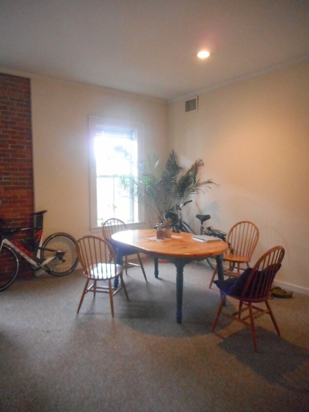 Primary Photo - 6 Davis Ave